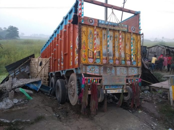 नवगछिया : सोहोरा में एक दुकान में घुसा अनियंत्रित ट्रक