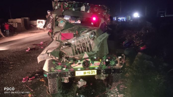 नवगछिया : NH31 पर ट्रक ने बारात से भरी गाड़ी में मारा धक्का