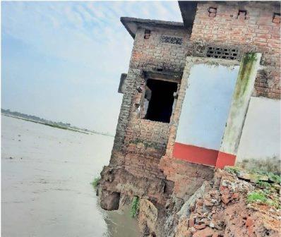 नवगछिया : कहारपुर गांव के ग्रामीण कोसी कटाव के आगे बेबस